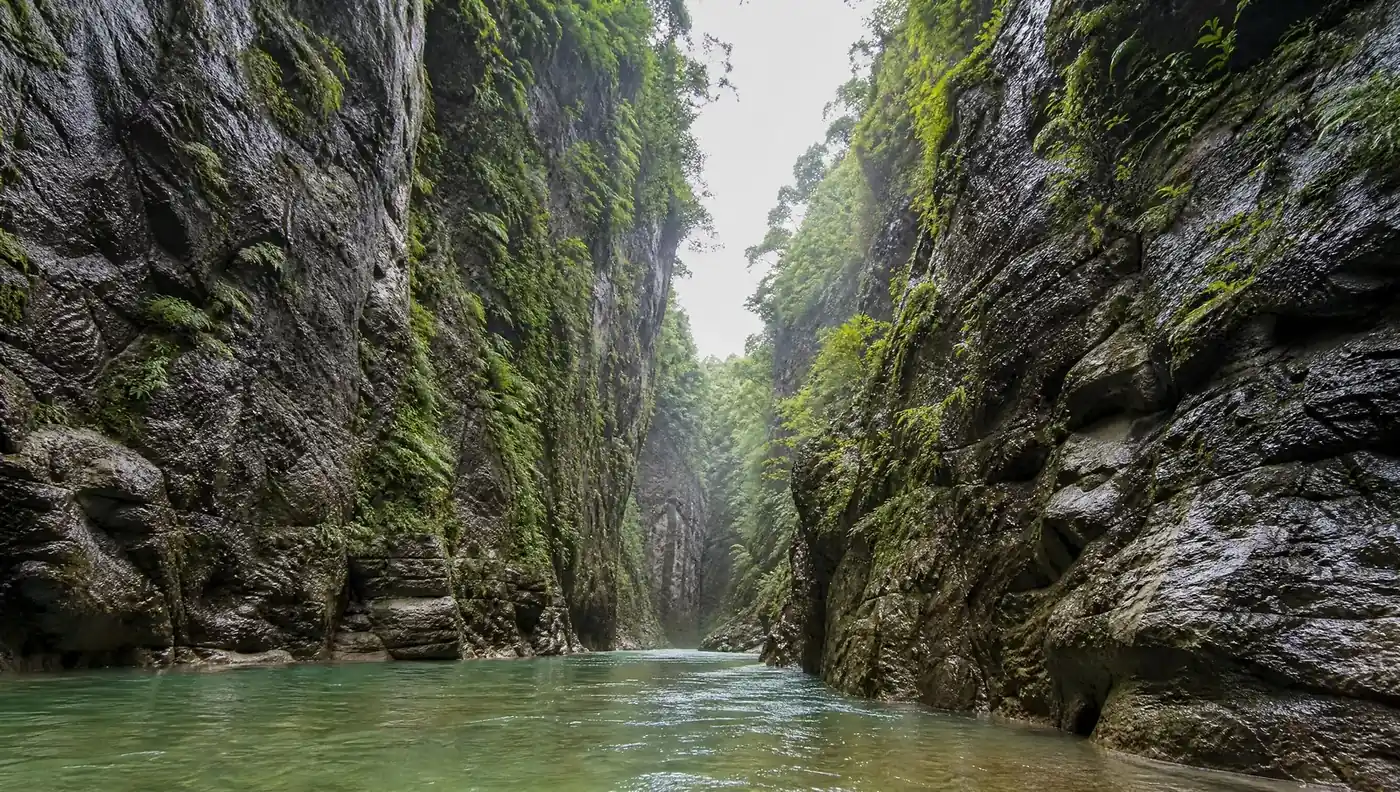 Il passaggio attraverso la Partnachklamm, scavato nella roccia sopra il fiume