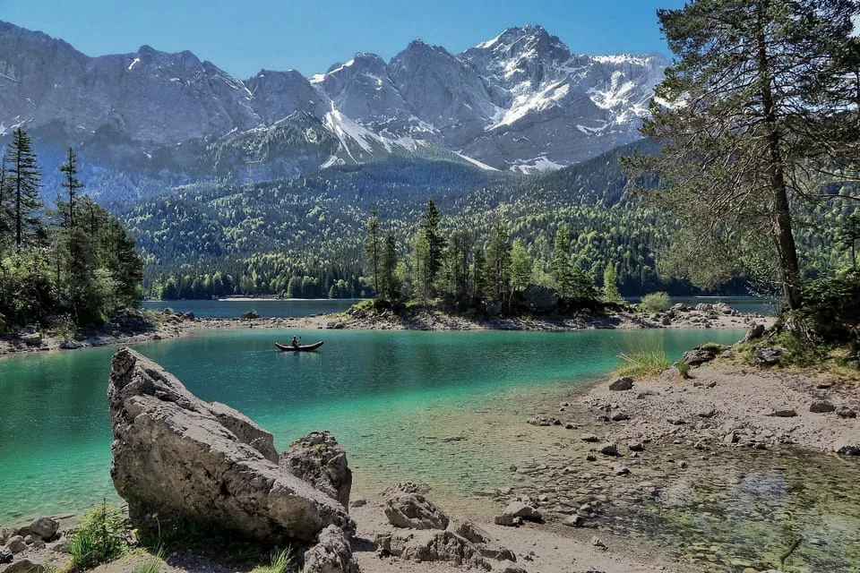 Ab München: Tagesausflug zum Eibsee mit Minivan