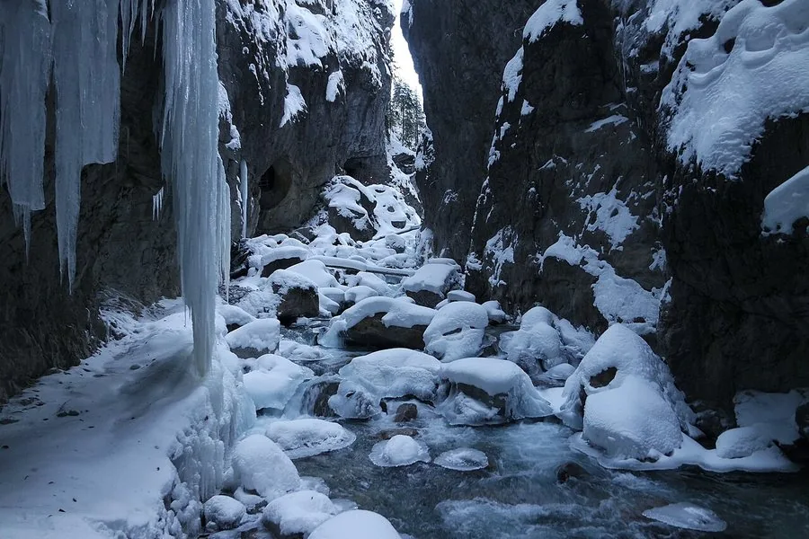 Massi e letto del fiume ghiacciati alla fine della gola