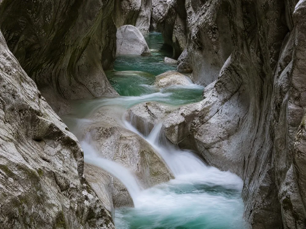 Acqua bianca che scorre su massi calcarei chiari